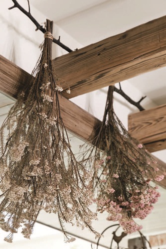 乾燥花是成就日式雜貨風不可缺少的元素，沒有規則，隨